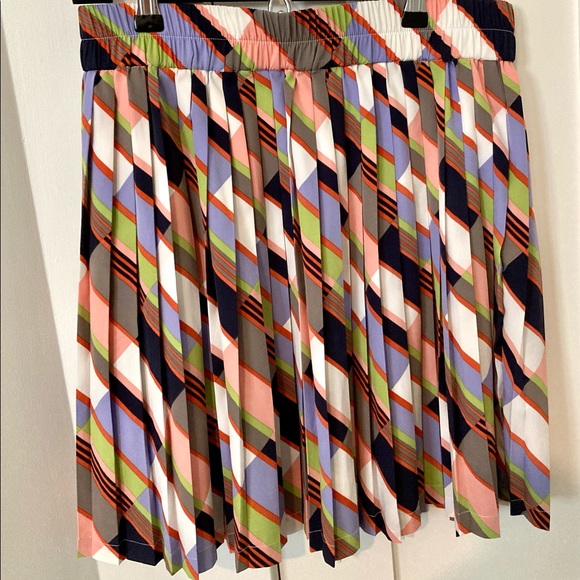 Pleated skirt, banana republic, size 8, mini - Picture 2 of 3